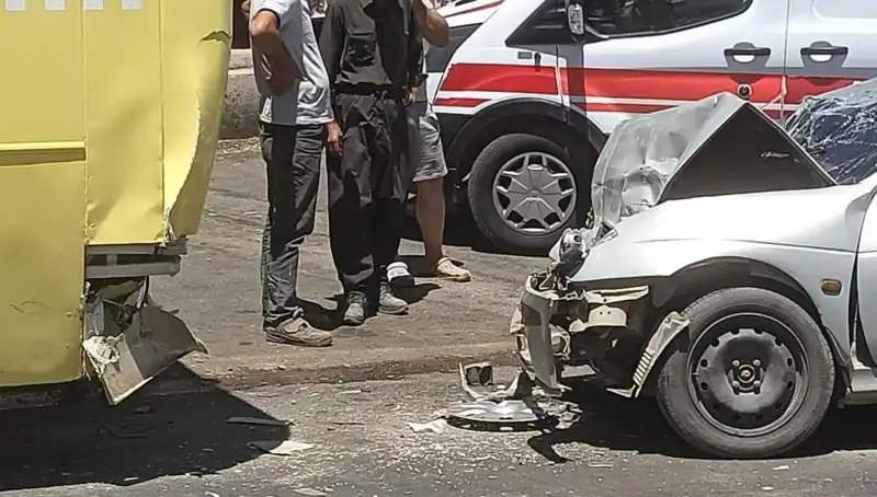 Halk Otobüsü ve Otomobil Çarpıştı: İki Yaralı Durumu Ciddiyetini Koruyor