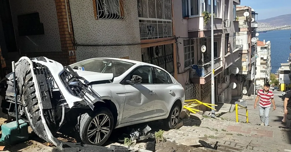 İzmir'de Şok Kaza: Otomobiller Kontrolden Çıktı, Merdivenlere Uçtu!