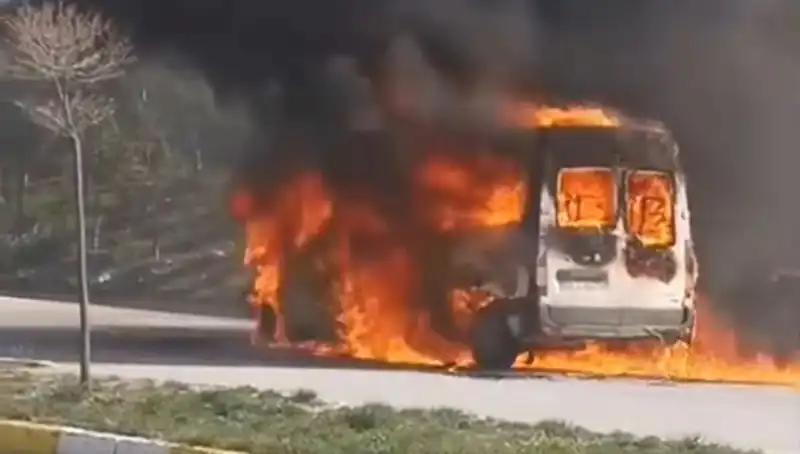 Havalimanı Çalışanlarını Taşıyan Servis Aracında Büyük Yangın!