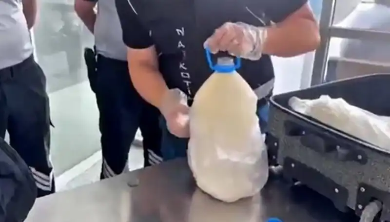 Havalimanında Süt Şişesi İçinde Ele Geçirilen Uyuşturucu İle Şok Gelişme!