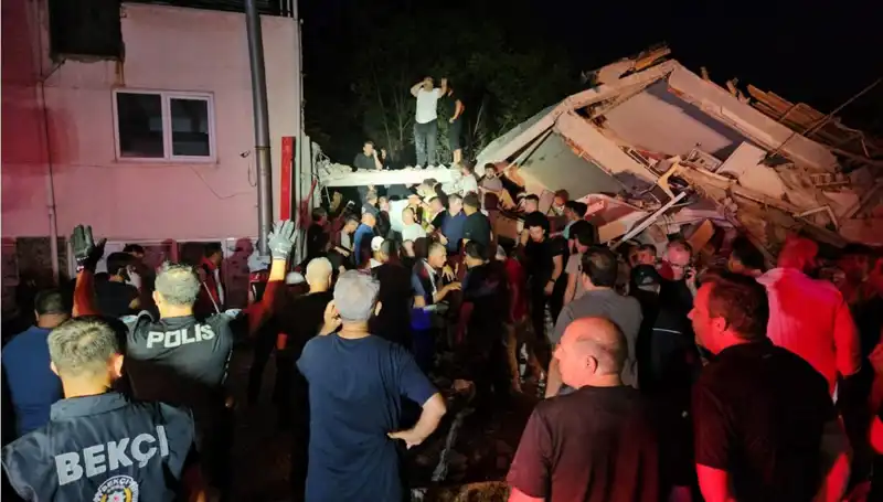 Balıkesir Sındırgı'da Geçirilen Şiddetli Deprem: Hayat Kayıpları ve Yaralılar