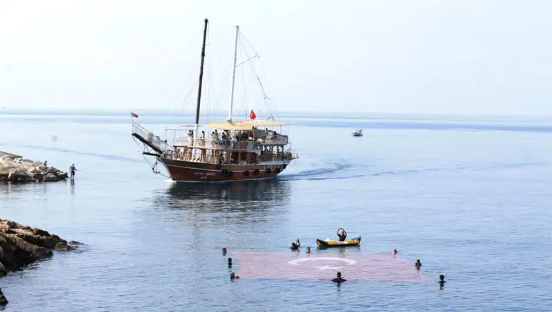Denizde 15 Temmuz Anması: Kahramanlarımız İçin Dalgalarla Birleşen Saygı