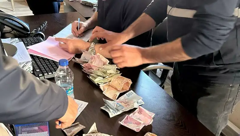 Antalya’da Yavaş Yavaş Büyüyen Dilenci Sorunu Çözülüyor: 19 Bin Lira Ele Geçirildi