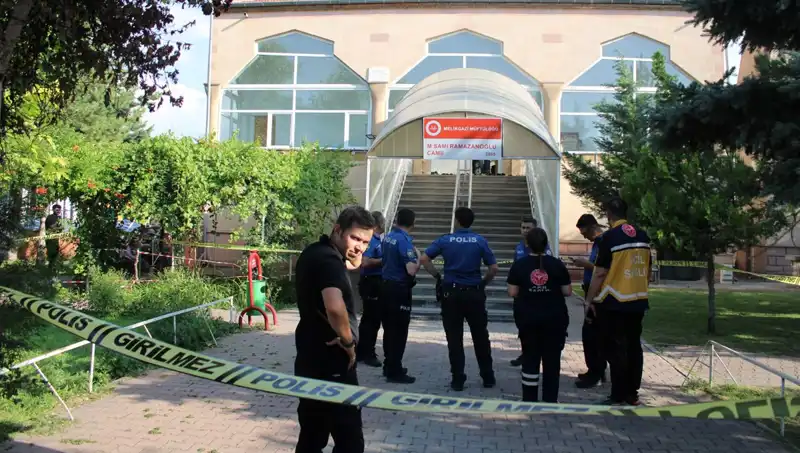 Namaz Kılan Husumetlisinin Canını Aldı: Şok Edici Olayın Ayrıntıları