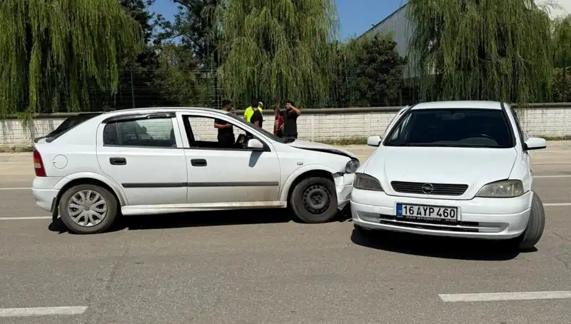 İki Otomobilin Kaza Yaptığı Olayda İki Kişi Yaralandı