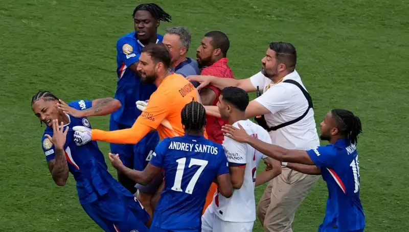 Dev Finalde Şoke Eden Anlar: Teknik Direktörden Futbolcuya Yumruk Atıldı!
