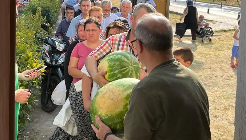 Tarlalarda Ürünü Kaldı, Ücretsiz Dağıtımıyla Dikkat Çekti