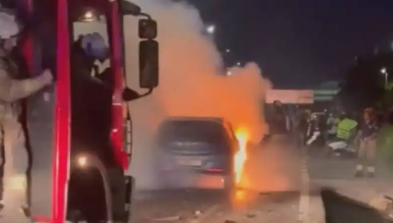 Otoyolda Korkutan Kaza: Araç Bariyerlere Çarptı ve Yandı