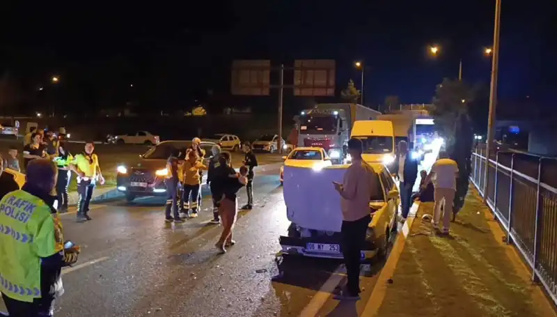Otoyolda Kuralsız Geri Dönüş Yapan Araçta İkisi Çocuk Dört Yaralı