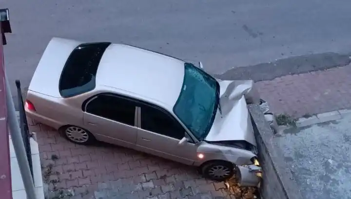 Kontrolü Kaybedip Duvara Çarpan Araçtaki Sürücü Hayatta Kalmayı Başardı!