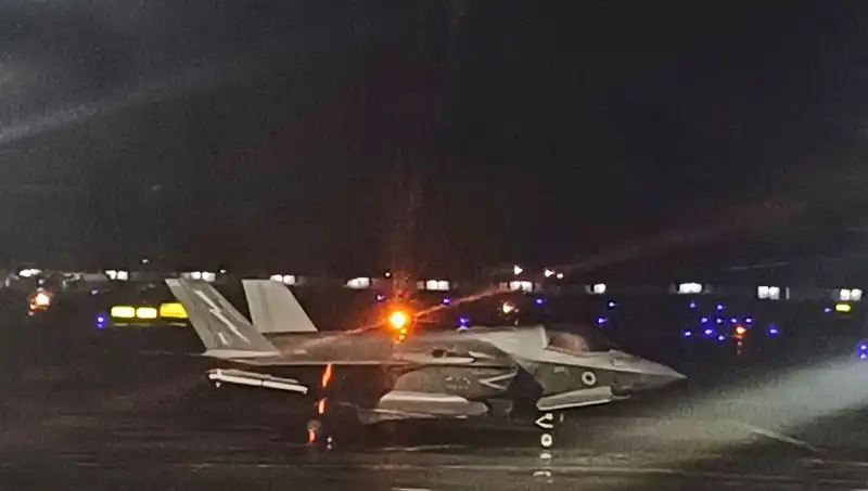 Hindistan'da Mahsur Kalan İngiliz Savaş Uçağı Nihayet Uçtu!