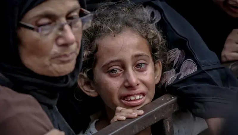 Gazze'de Yükselen Açlık Krizi: Askerler Yemekleri Toprağa Gömüyor