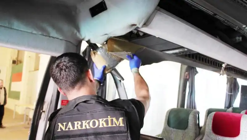Sınırda Şok: 77 Kilo Uyuşturucu Taşıyan Otobüs Durduruldu