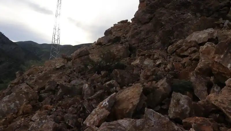 Erzurum'da Heyelan: Dev Kayalar Yolu Ulaşıma Kapatıldı, Vatandaşlar Ne Yapacak?