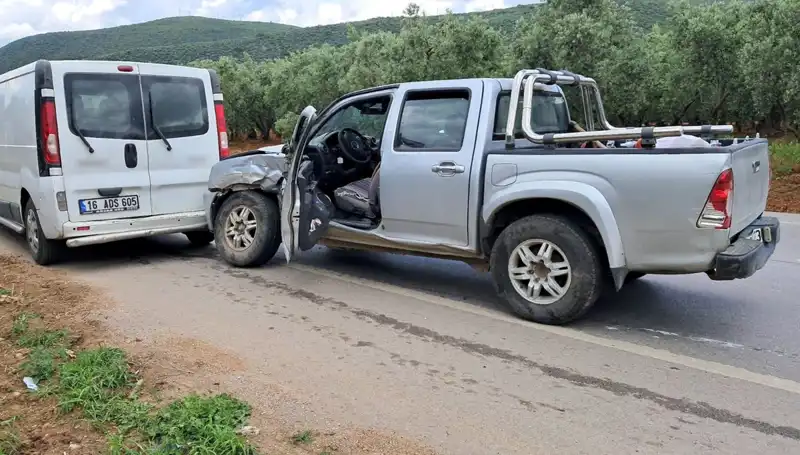 Bursa'da Minibüs-Kamyonet Çarpışması: Yolda Dehşet Anları ve Yaralılar