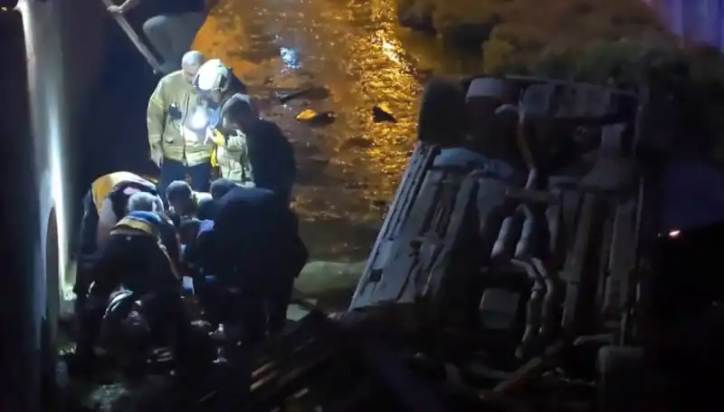 Yolda Yaralanan Adamı İtfaiye Kurtardı, Sürücü Kaçtı!