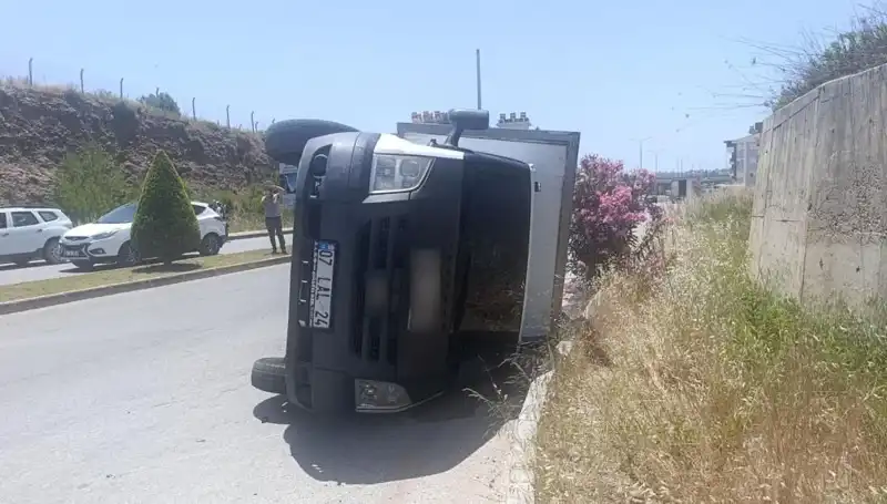 Hafif Ticari Araçla Çarpışan Kamyonet Devrildi, Kazada Yaralananlar Var!