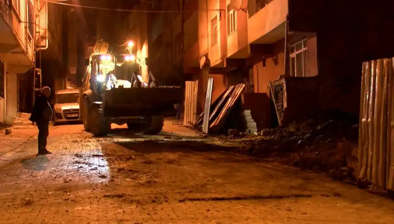 Bağcılar'daki Eğik Bina Acil Önlemlerle Boşaltıldı