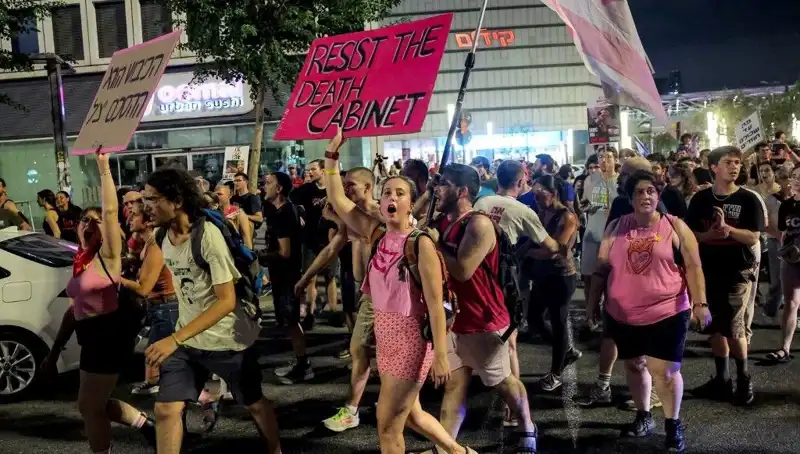 Tel Aviv’de Netanyahu’ya Karşı On Binlerce Kişi Sokağa Çıktı: Protestoların Nedeni Ne?
