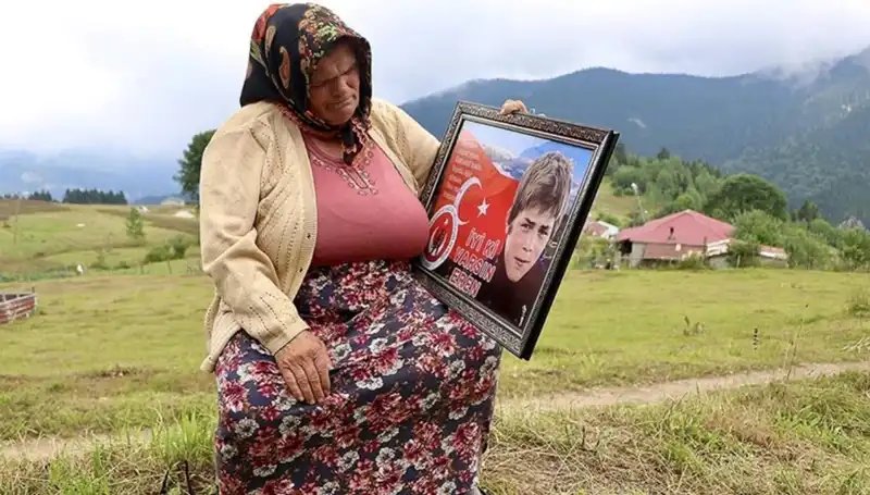 Eren Bülbül'ün Annesinin Bayramı DEM Parti Tarafından Coşku ile Kutlandı