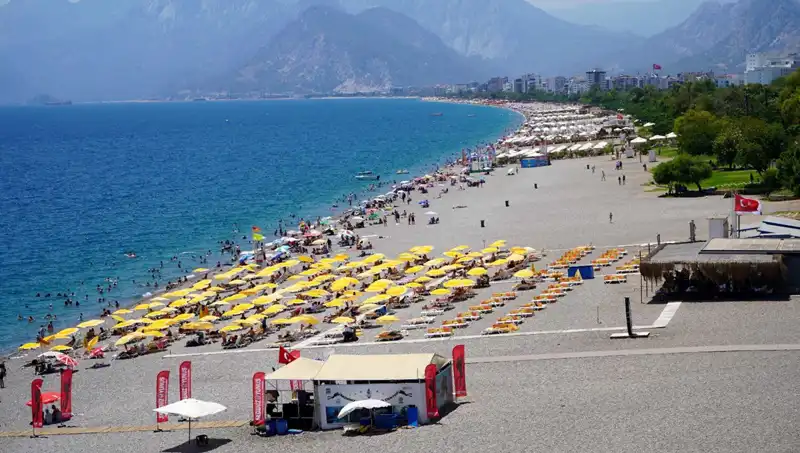 Sıcak Havalara Rağmen Plajlar Neden Bu Kadar Kalabalık?