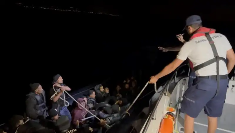 Çeşme'de Denizde Sürüklenen 42 Kaçak Göçmen Kurtarıldı: Kahramanlık Destanı