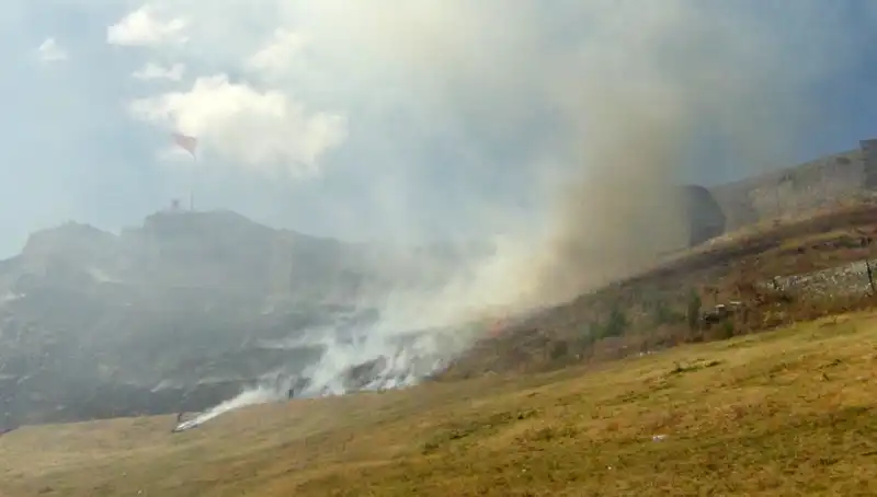 Kars Kalesi'nde Korkutan Anız Yangını: Yangının Sebepleri ve Sonuçları