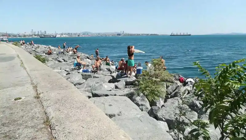 İstanbul’da Sıcak Havalarda Sahillerde Coşku Dolu Anlar Yaşanıyor