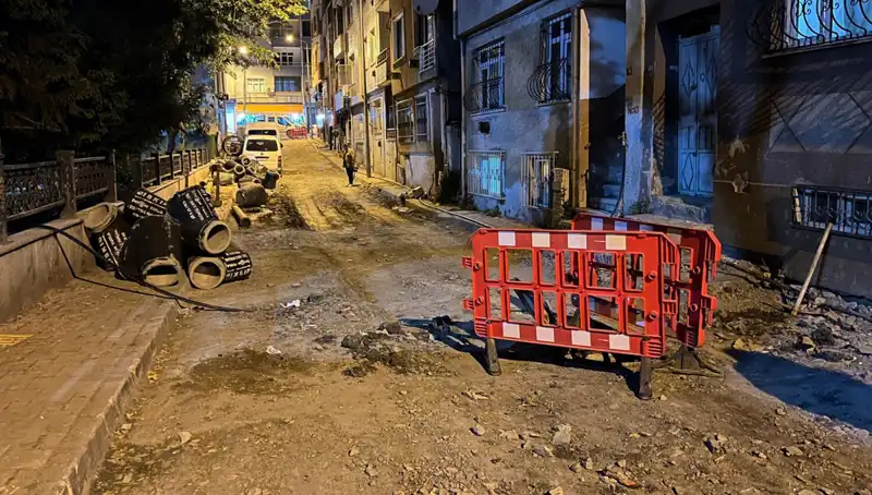 Bayrampaşa'da Altyapı Çalışmaları Sırasında Patlayan Rögar Kapağı Heyecan Yarattı