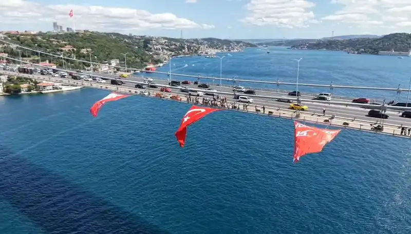 Dev Türk Bayrağı, Özgürlük Köprüsü'nü süsledi: Türkiye'de gurur verici bir an