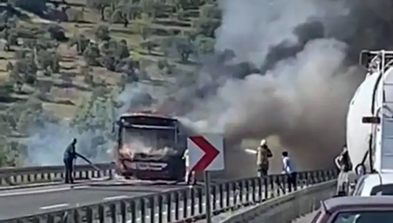 İzmir’deki Belediye Otobüsü Yangını: Yolcular Zamanında Tahliye Edildi