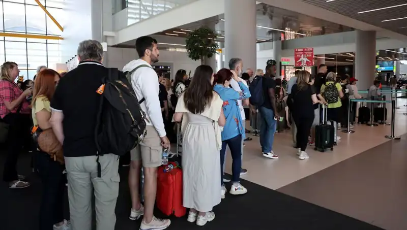 İstanbul Havalimanı'nda Bayram Yoğunluğu: Uçuş Sayısı Rekor Kırıyor!