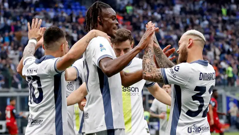 Serie A'da Şampiyonluk Yarışı Kızıştı: Puanlar Eşitlenebilir mi?