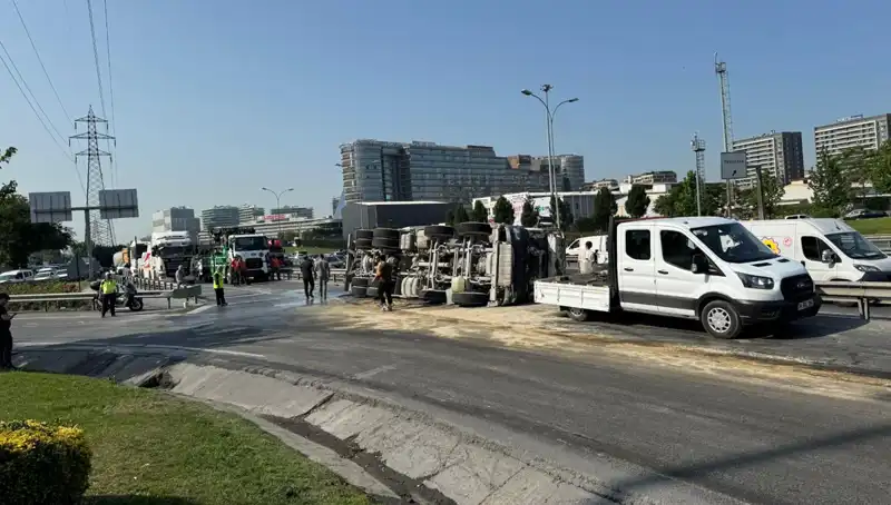D-100 Yan Yolunda Betondan Gelen Tehlike: Beton Mikseri Devrildi