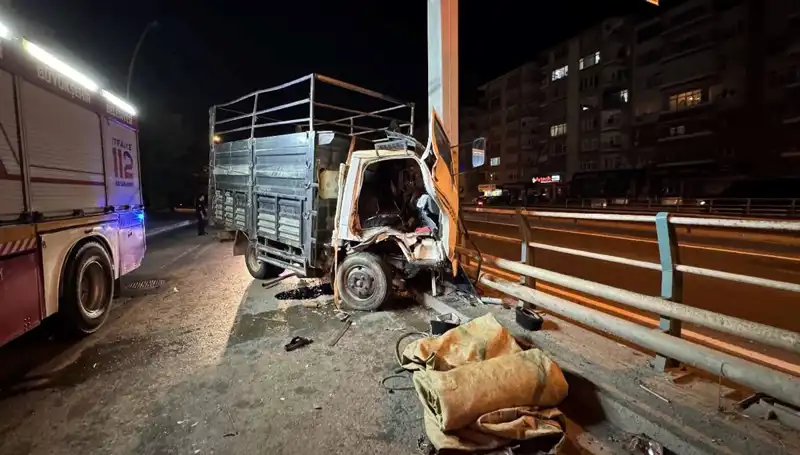 Yerel Yolda Korkunç Kaza: Kamyonet Yön Tabelasına Çarptı