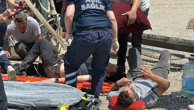 Bayrak Asma İşlemi Facia ile Sonuçlandı: Vinç Devrildi, İki İşçi Yaralandı