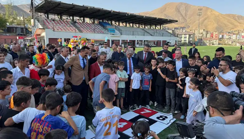 Hakkari’de Renkli Anlarla Dolu Bir Anadolu Şenliği Başladı