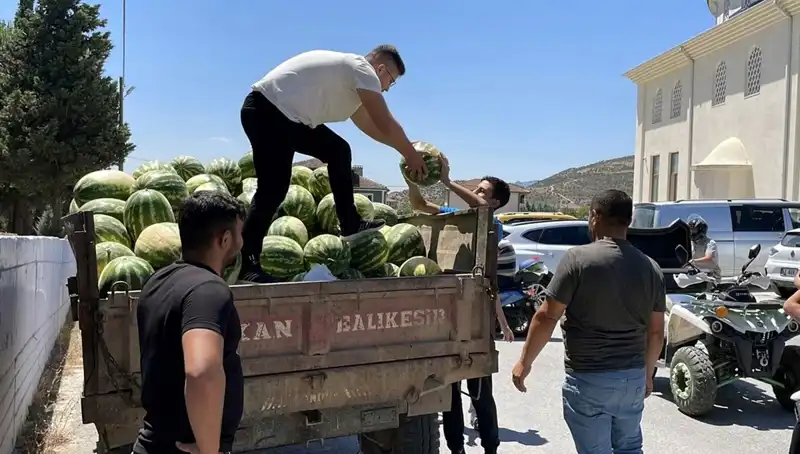 Karpuz Dağıtımıyla Yazın Keyfini İki Katına Çıkardı!