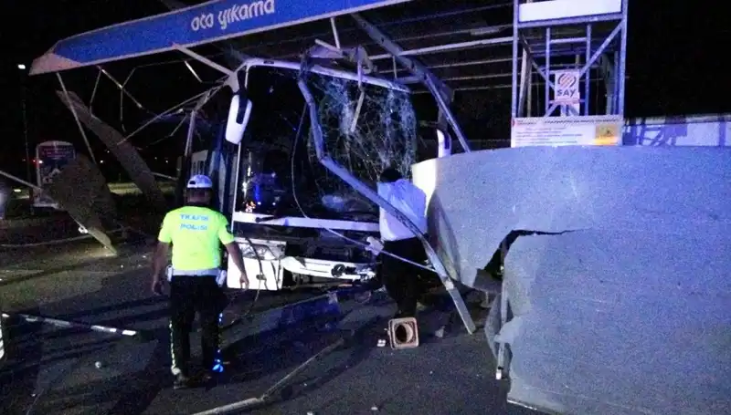 Otobüs Oto Yıkama Alanına Daldı: 8 Kişi Yaralandı, Olayın Detayları Şaşırtıyor!