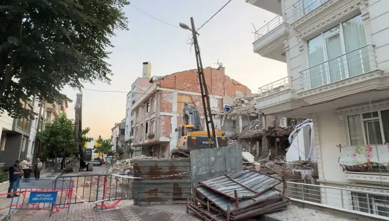 Yıkım Çalışmaları Sırasında Kopan Elektrik Kabloları İki Sokağı Karanlıkta Bıraktı