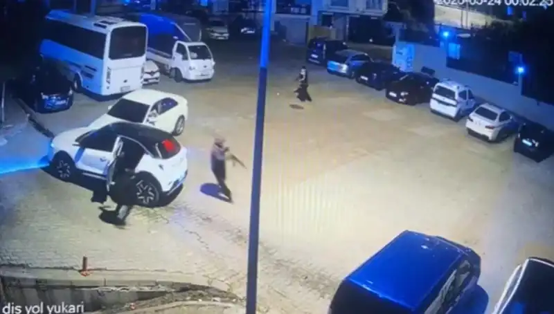 Kağıthane'de Kalaşnikovlu Dehşet: Maskeli Saldırganlar Sokaklarda Kurşun Yağdırdı