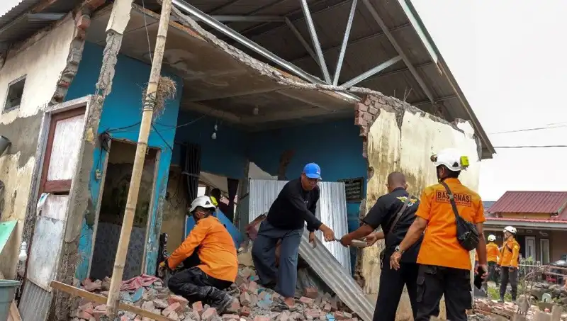 Endonezya'da Şiddetli Deprem: Yıkıcı Etkiler ve Sarsıntılar