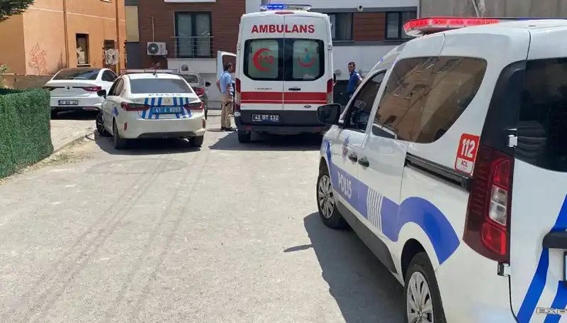 Bıçaklı Kavga Kanlı Sona Erdi: İki Kardeş ve Bir Polis Yaralandı