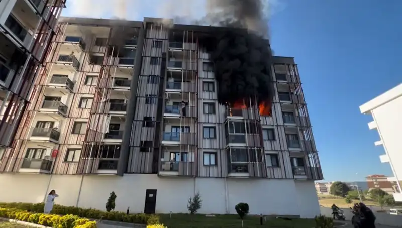 Çanakkale'de Korkutucu Yangın: Mahalleyi Sardı, Geceyi Alevlere Gözyaşıyla Geçirdiler