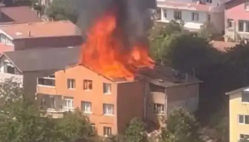 İstanbul'da Yangın Panik Yaratırken Dört Kişi Mahsur Kaldı!