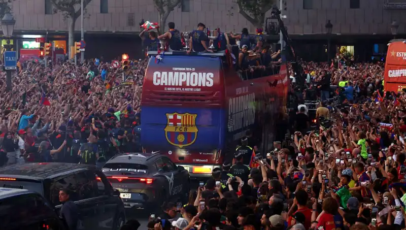 Barcelona Futbol Takımı Taraftarlarıyla Heyecan Verici Bir Buluşma Gerçekleştirdi