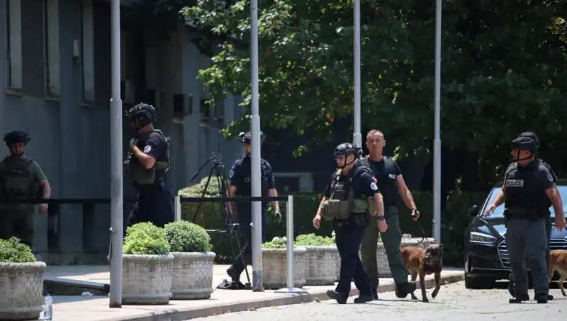 Kosova Meclisi'ne Yapılan Bomba İhbarı, Güvenlik Alarmı Yükseltti