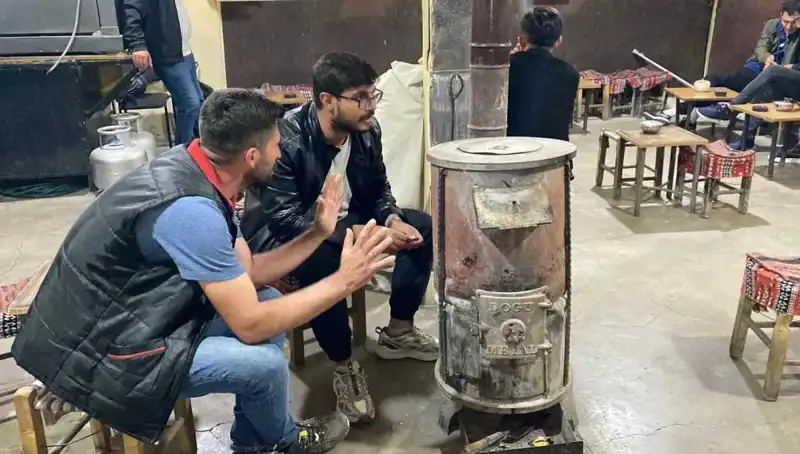 Türkiye'nin Soğuk Kışında Sobasıyla Isınan Aileler: Hayatta Kalma Mücadelesi
