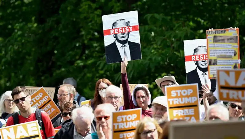 Trump'un İskoçya Ziyareti: Golf Oynarken Protestolarla Karşılaştı