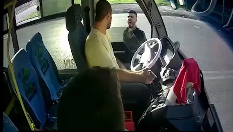 Antalya'da Bıçaklı Saldırı: Otobüs Şoförüne Saldıran Şahıs Yakalandı
